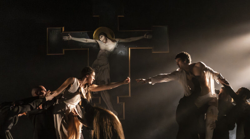 Milano, al Teatro Menotti arriva “Giulietta e Romeo”: Shakespeare rivive tra danza contemporanea e teatro fisico